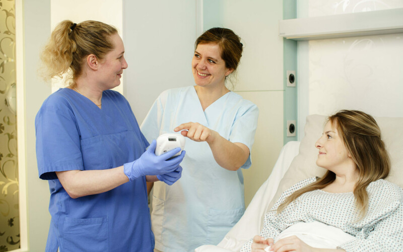 Pflegerinnen im Patientenzimmer