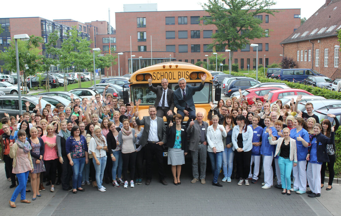 Schulbus mit Lehrer und Azubis auf Ammerland-Klinik-Gelände