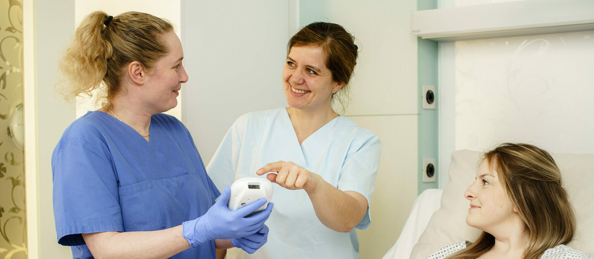 Pflegerinnen im Patientenzimmer