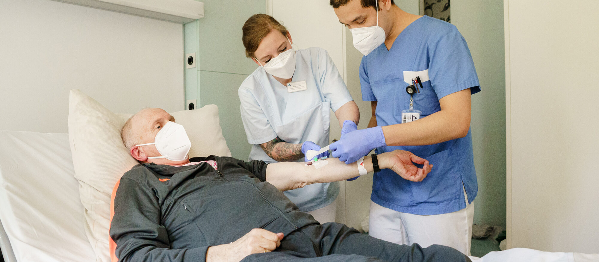 Azubis der AK nehmen Patient Blut ab