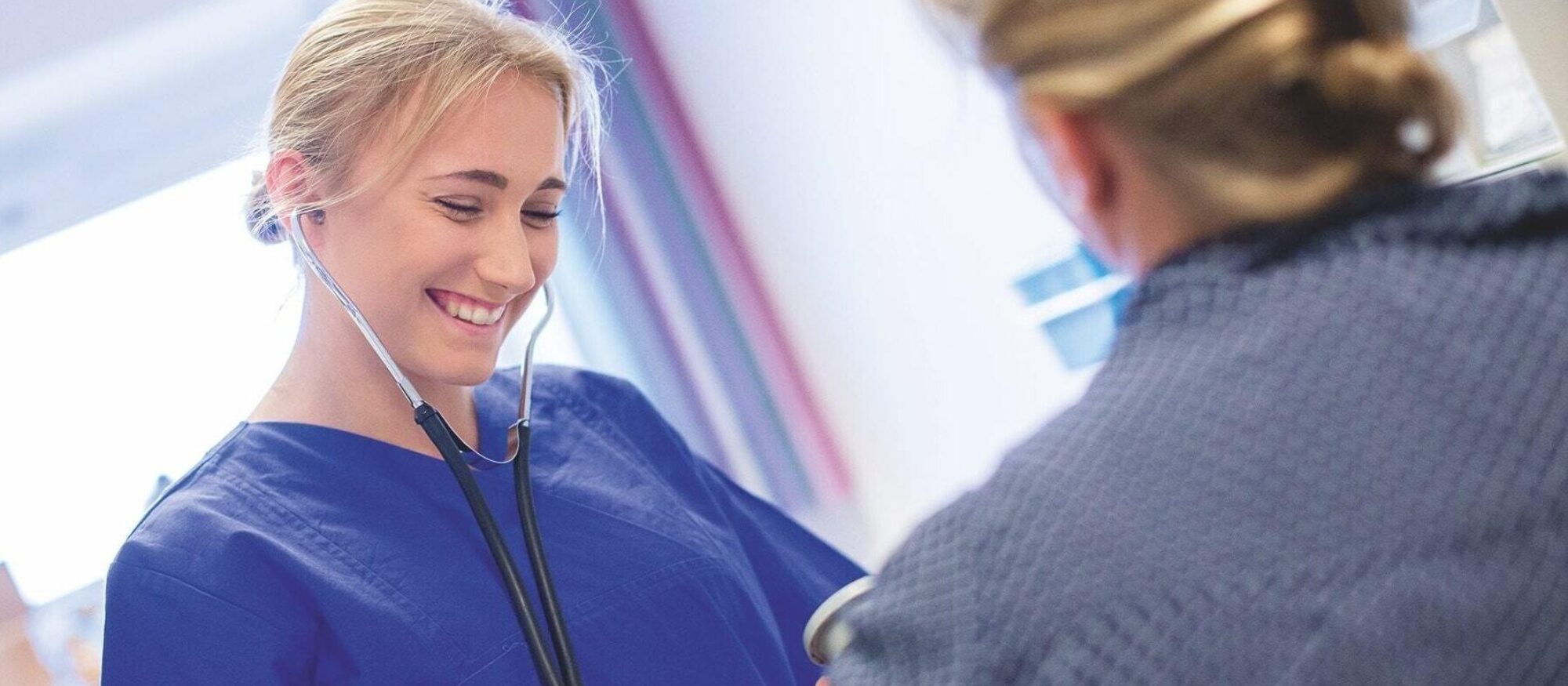Auszubildende der Karl-Jarpers-Klinik behandelt Patientin