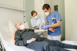 Azubis der AK nehmen Patient Blut ab