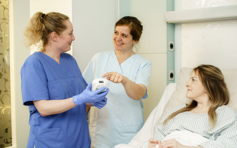 Pflegerinnen im Patientenzimmer